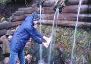 Курылев Сергей берет пробы воды из родника, Гремячий ручей, 2016г.