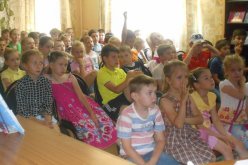  Дети войны встретились с нынешними детьми в Клементьевской библиотеке Сергиева Посада 